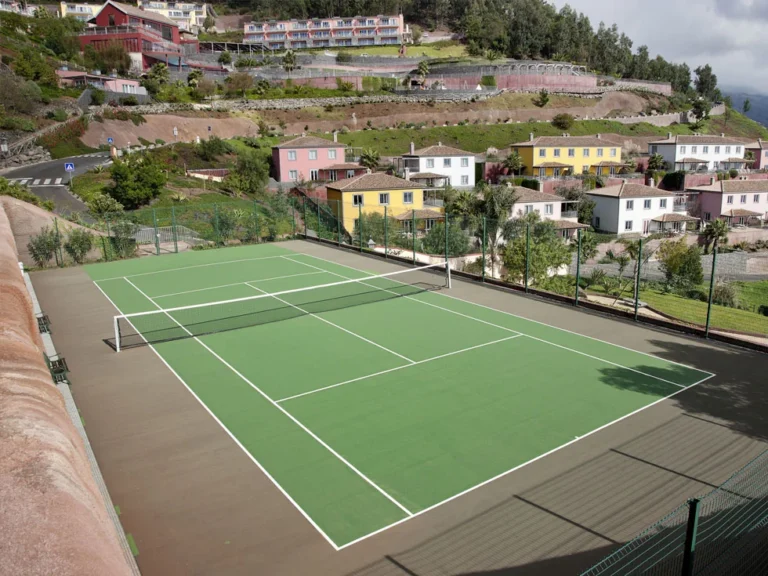 Court de tennis photographié en extérieur