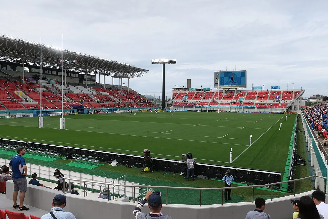 Terrain et tribunes du stade de rugby Hanazono au Japon
