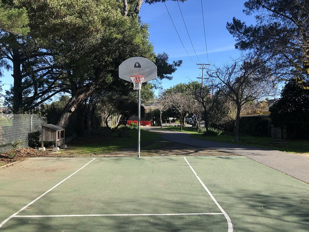 Panier et terrain de basket en extérieur