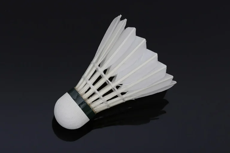 Volant de badminton sur fond sombre