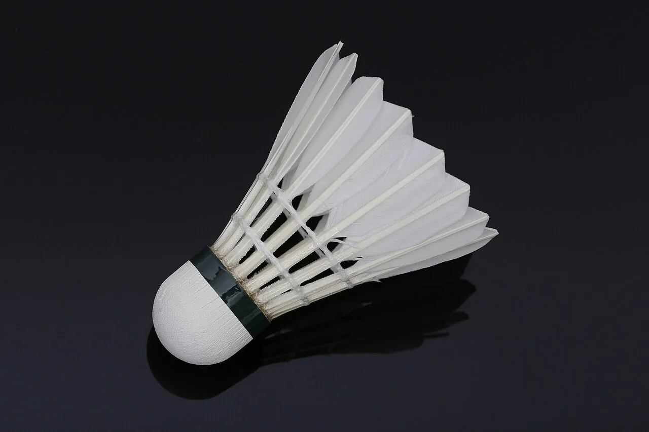 Volant de badminton sur fond sombre