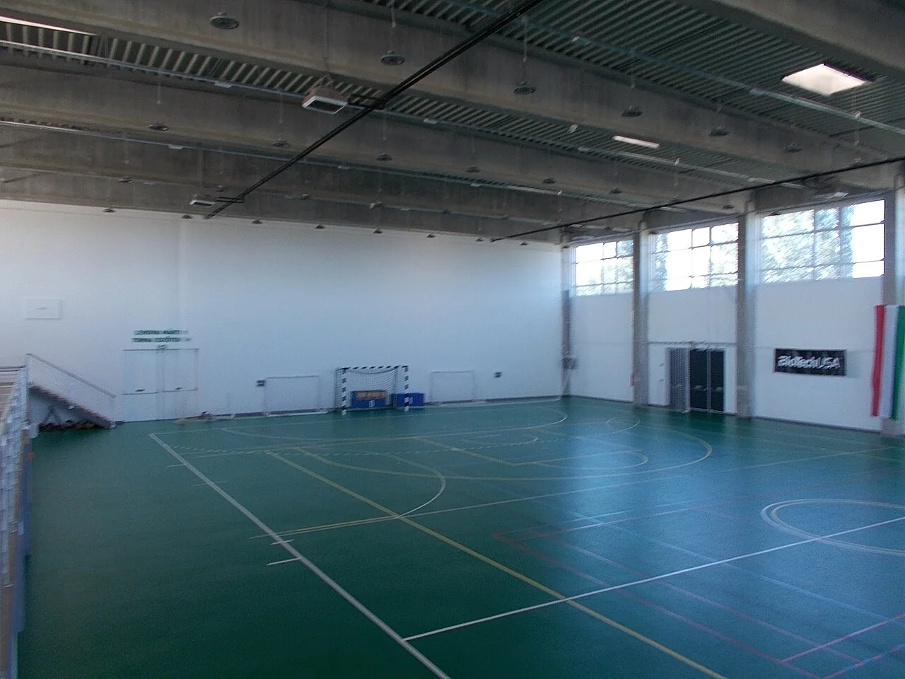 Intérieur de la salle de sport de Tura