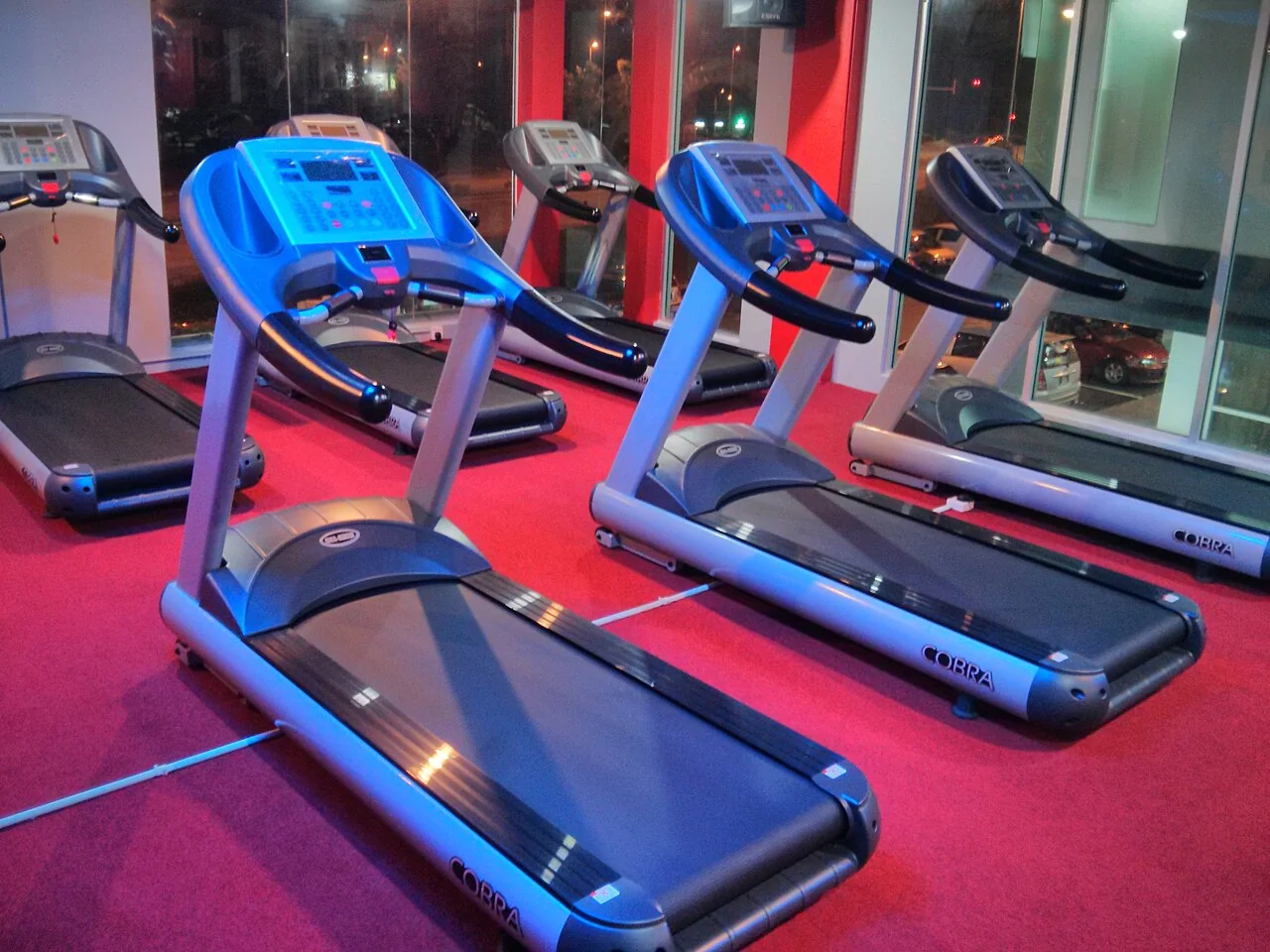 Rangée de tapis de course dans une salle de fitness
