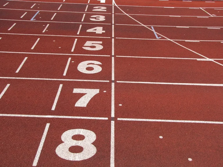 Lignes d’arrivée et numéros de couloirs sur une piste d’athlétisme