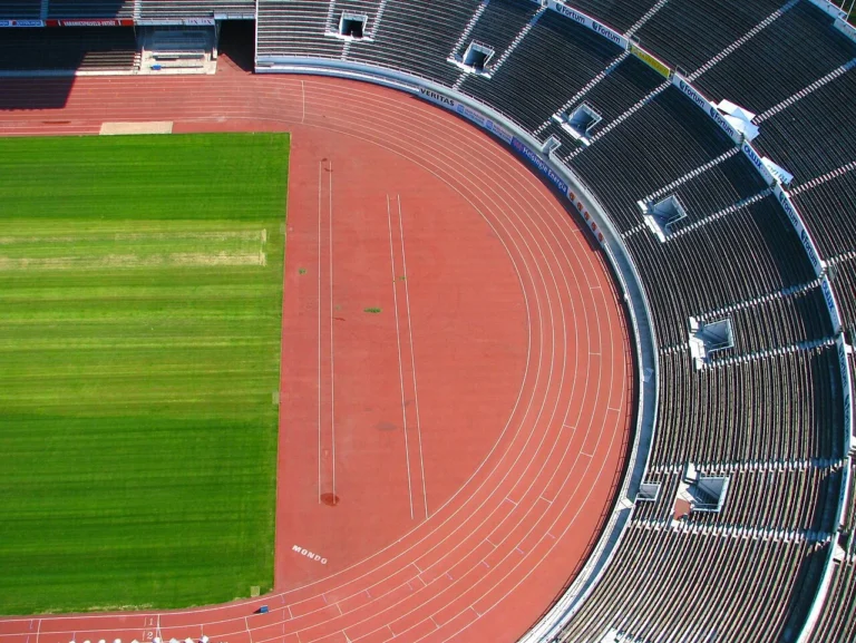 Piste d’athlétisme vue depuis les tribunes