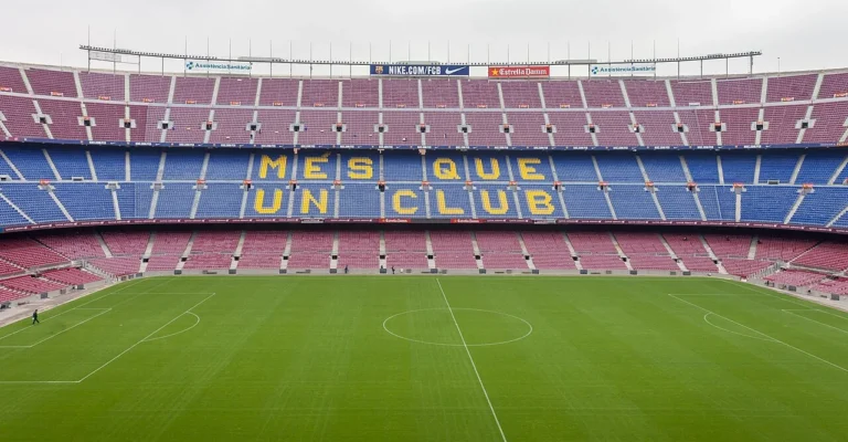 Pelouse et tribunes du Camp Nou, photographie de 2014