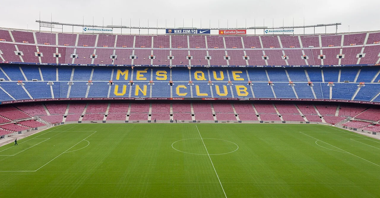 Pelouse et tribunes du Camp Nou, photographie de 2014