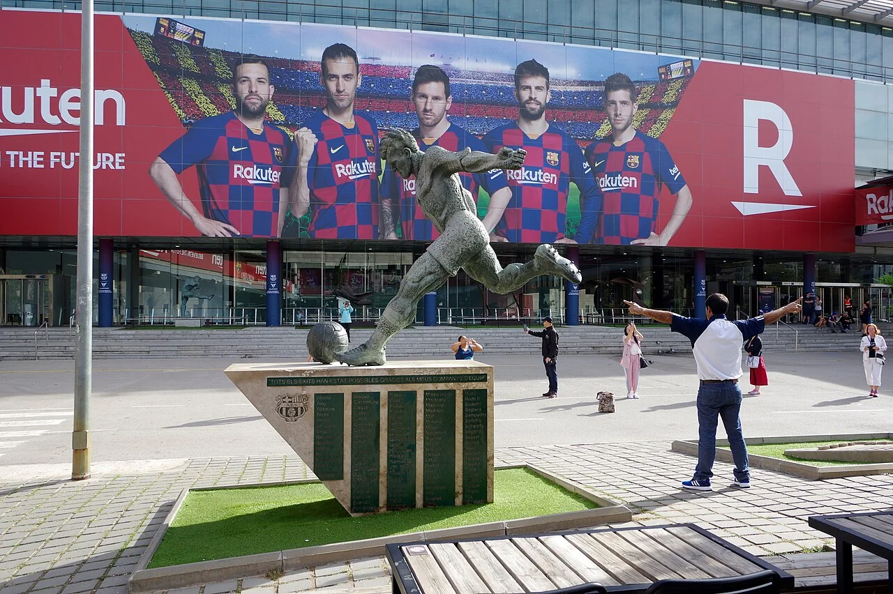 Extérieur du Camp Nou et statue de Kubala en 2019