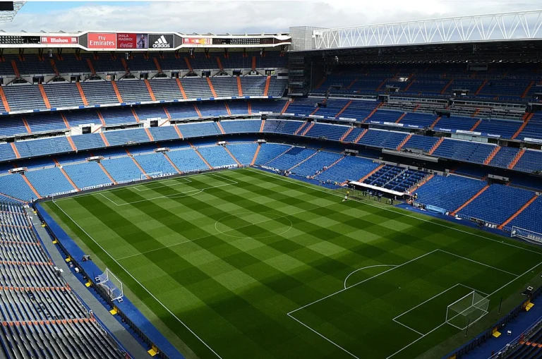 Vue panoramique de la pelouse du Santiago Bernabéu