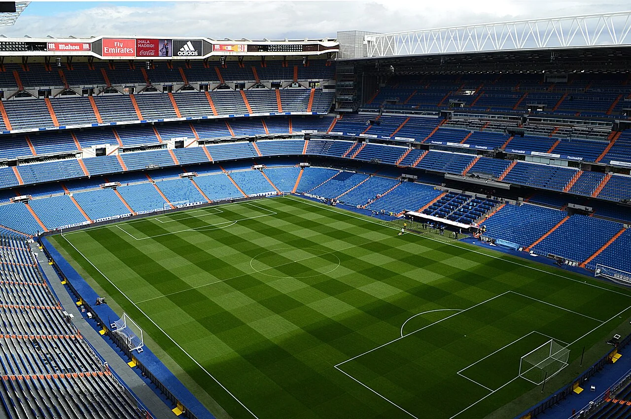 Vue panoramique de la pelouse du Santiago Bernabéu