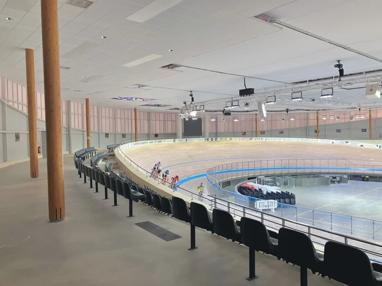 Piste et gradins du vélodrome de Bretagne à Loudéac