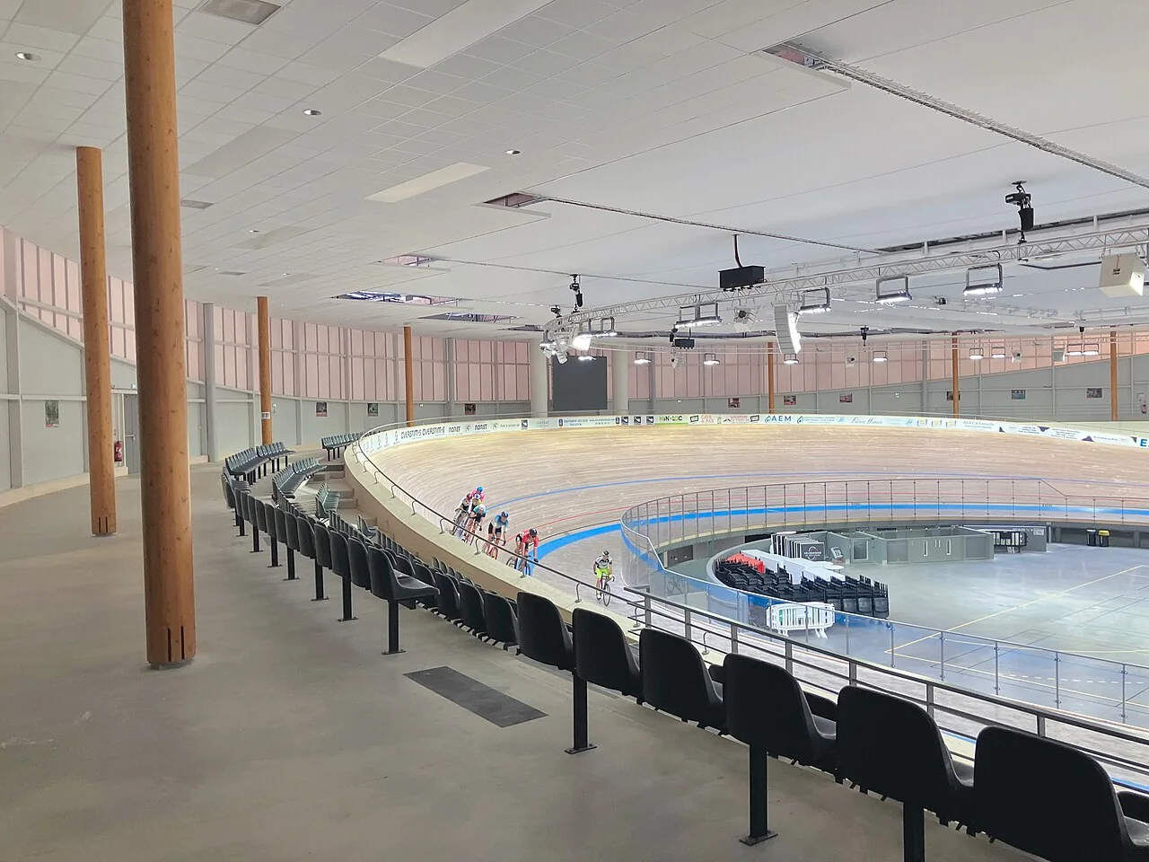 Piste et gradins du vélodrome de Bretagne à Loudéac