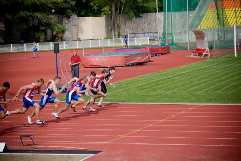 Départ d’une course sur une piste d’athlétisme, photographie d’archives
