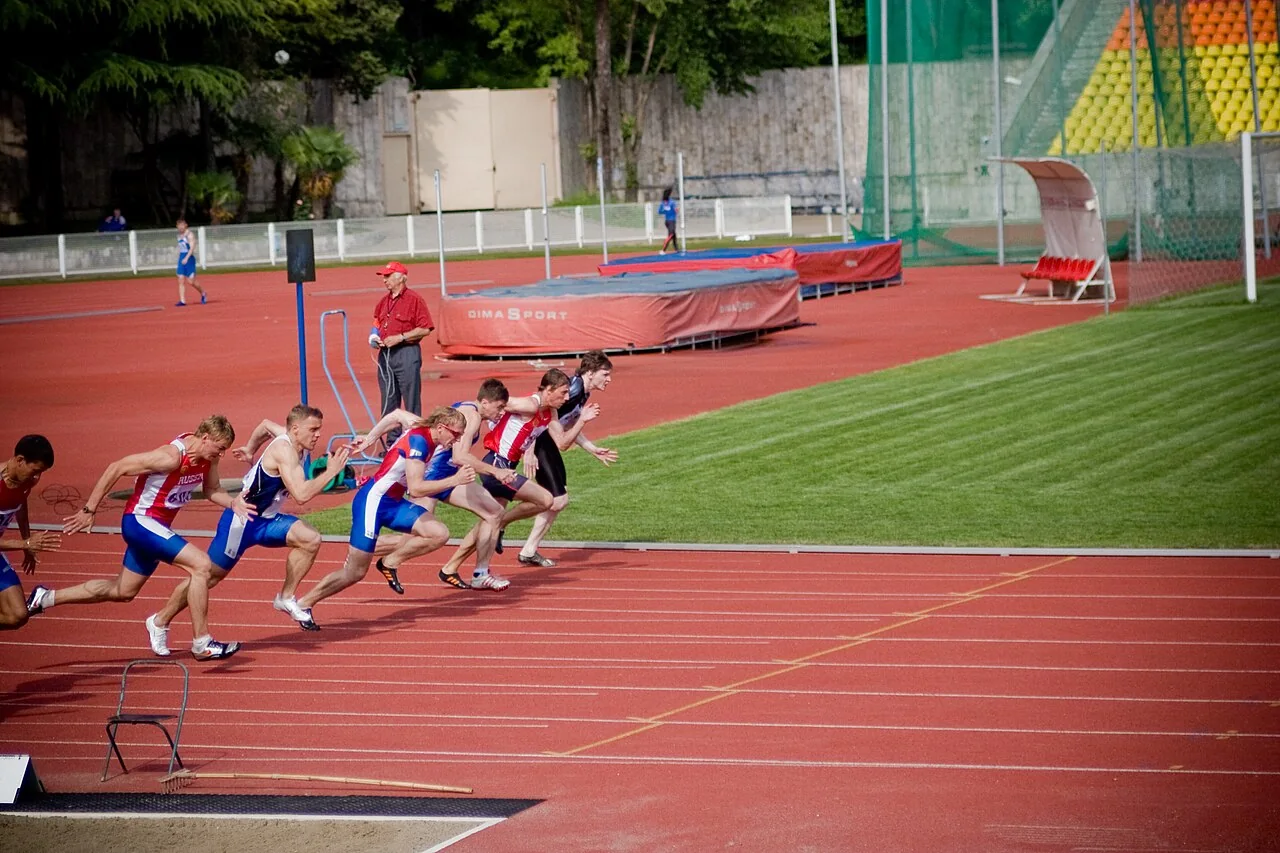 Départ d’une course sur une piste d’athlétisme, photographie d’archives
