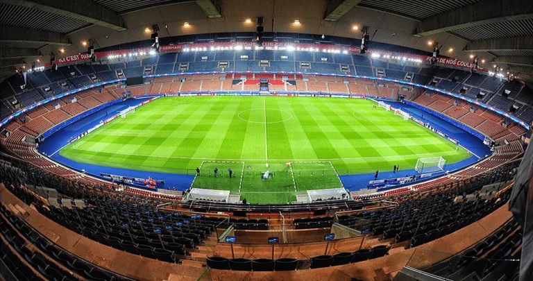 Vue intérieure du Parc des Princes éclairé