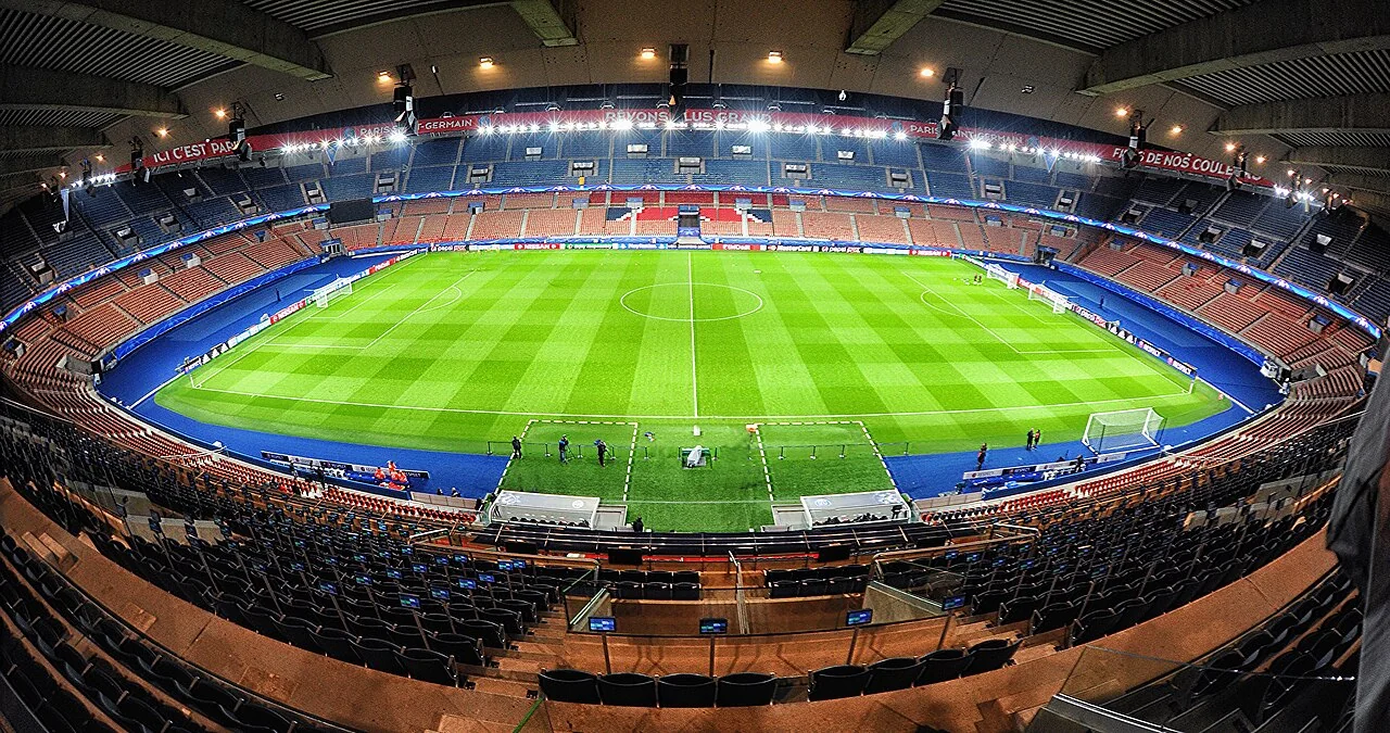 Vue intérieure du Parc des Princes éclairé