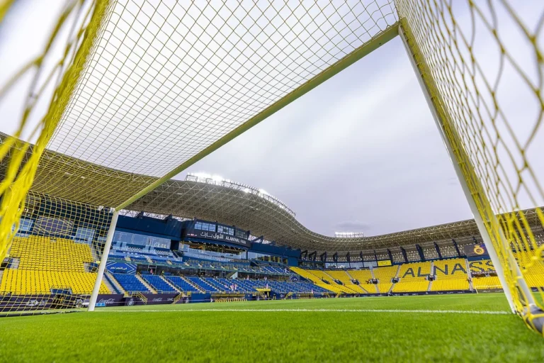 Pelouse du stade Al-Awwal vue depuis le but