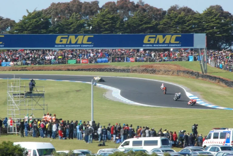 Virage MG du circuit de Phillip Island lors d’une ancienne course