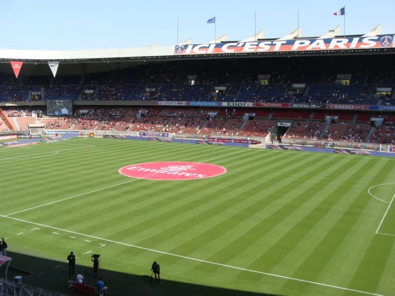 Vue du terrain du Parc des Princes depuis les tribunes