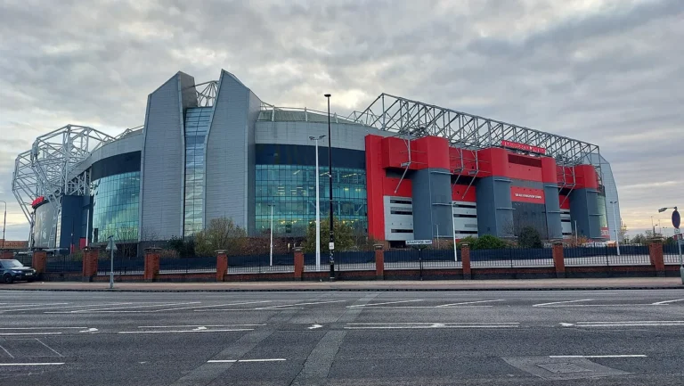 Façade d’Old Trafford photographiée en décembre 2023