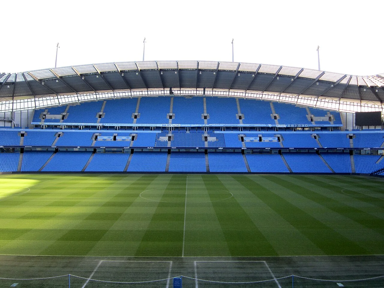 Pelouse et tribunes de l’Etihad Stadium à Manchester