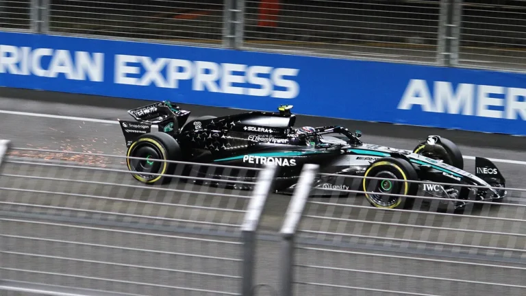 Kimi Antonelli au volant de sa Mercedes lors des essais à Singapour en 2025