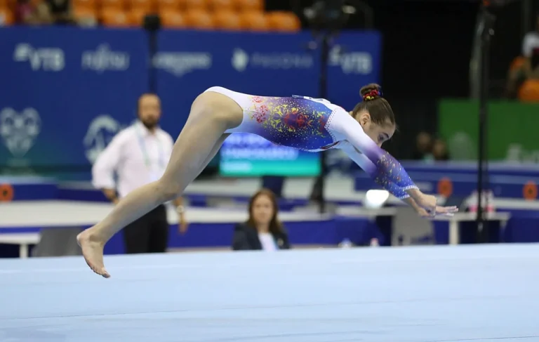 Gymnaste en action au sol lors des Mondiaux juniors de 2019