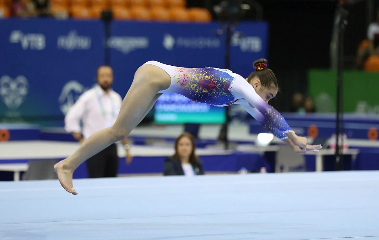 Gymnaste en action au sol lors des Mondiaux juniors de 2019