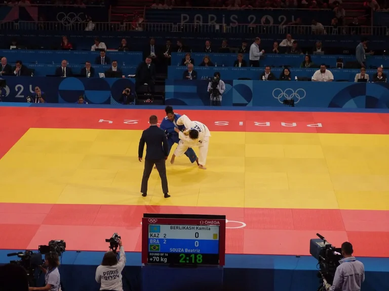 Judokas engagés dans un combat lors d’une compétition