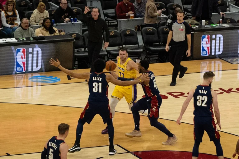 Luka Dončić sous le maillot des Lakers lors d’une rencontre NBA