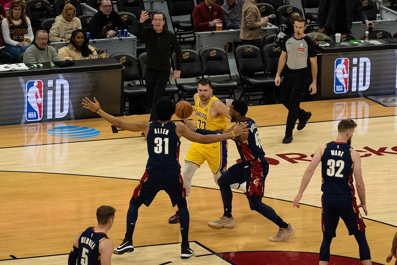 Luka Dončić sous le maillot des Lakers lors d’une rencontre NBA