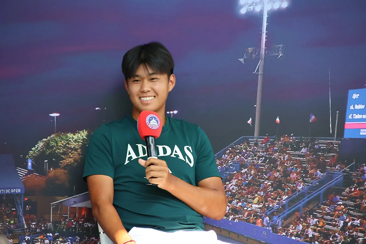 Learner Tien répond à une interview au Washington Open