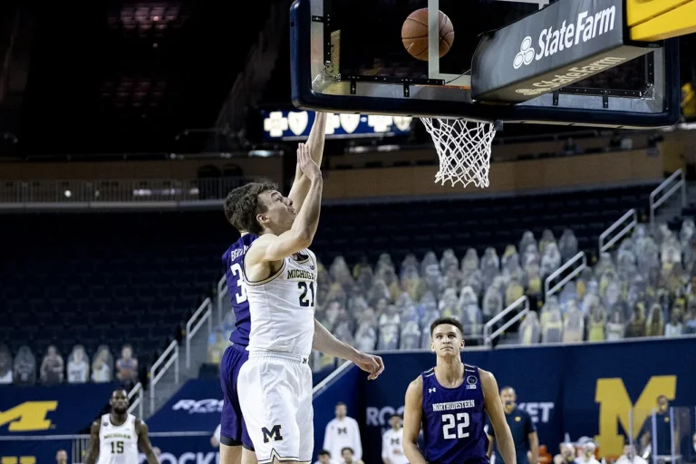 Franz Wagner monte au panier lors d’un match de basket