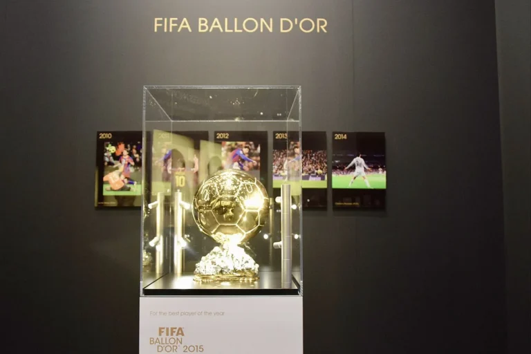 Ancien trophée FIFA Ballon d’Or exposé au musée FIFA de Zurich