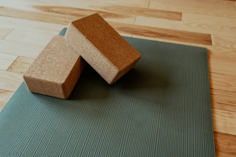 Deux briques et une sangle disposées sur un tapis de yoga