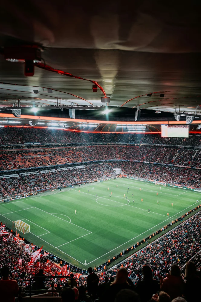 Match de football dans un stade éclairé