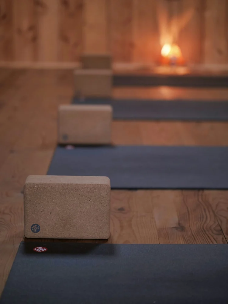 Tapis de yoga alignés sur un sol en bois