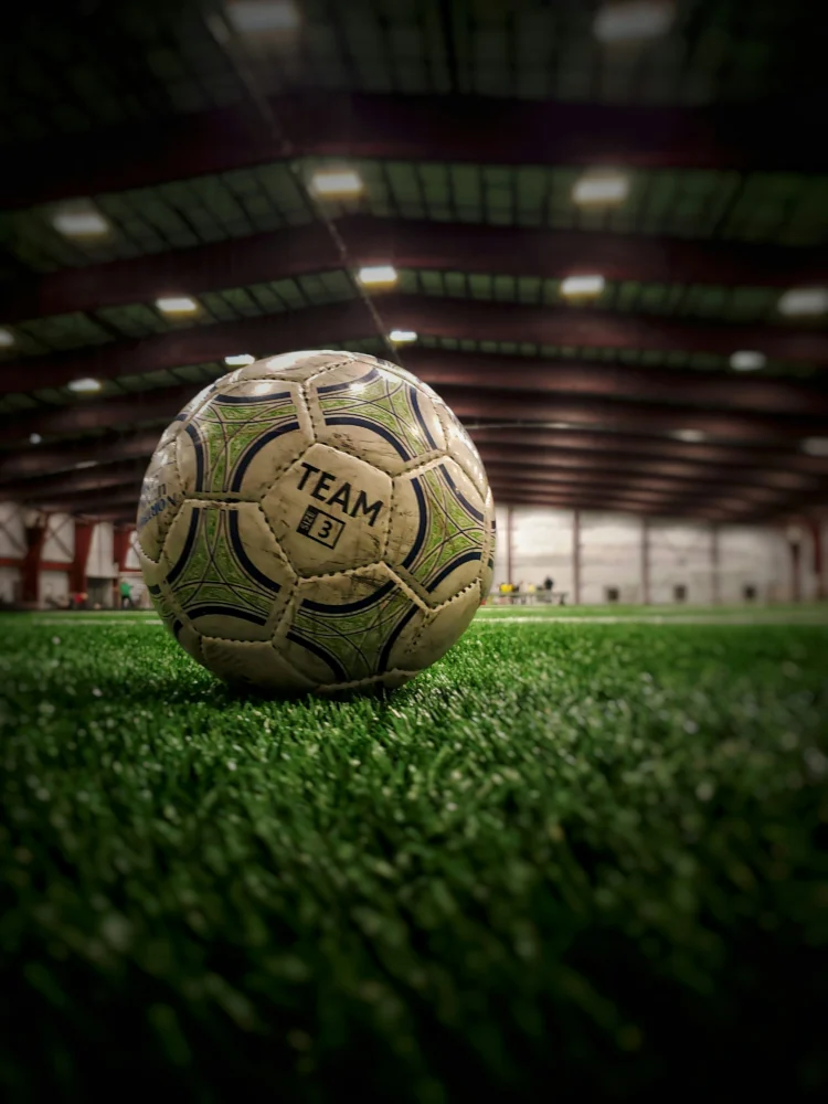 Ballon de football sur une pelouse
